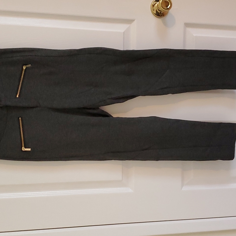 Grey leggings with front zipper pockets design
